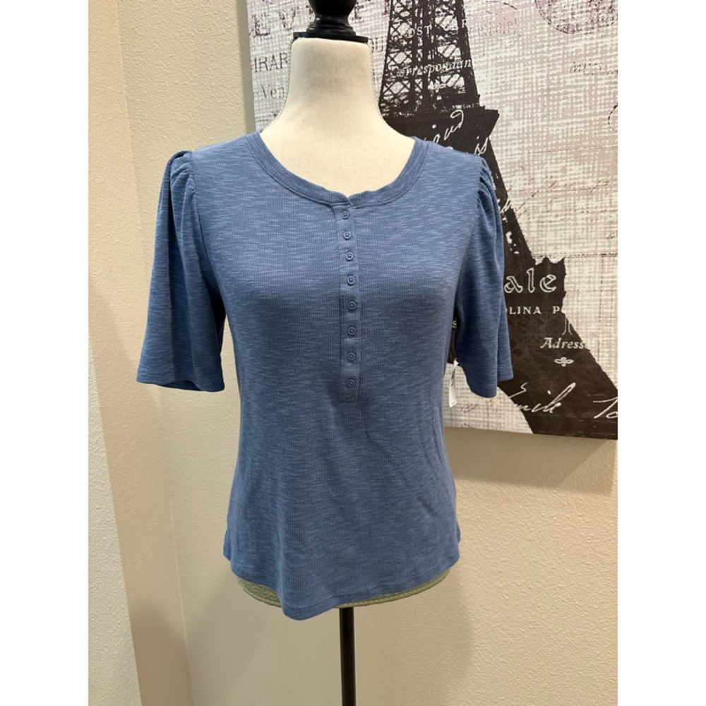 🪻💐 Super cute, puffy shoulders, Henley top. Trendy, comfy. Excellent deal!